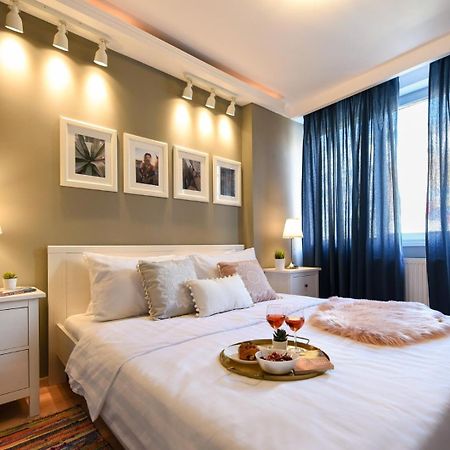 Downtown Oasis: Central Apartments With Cozy Charm Bucharest Exterior photo