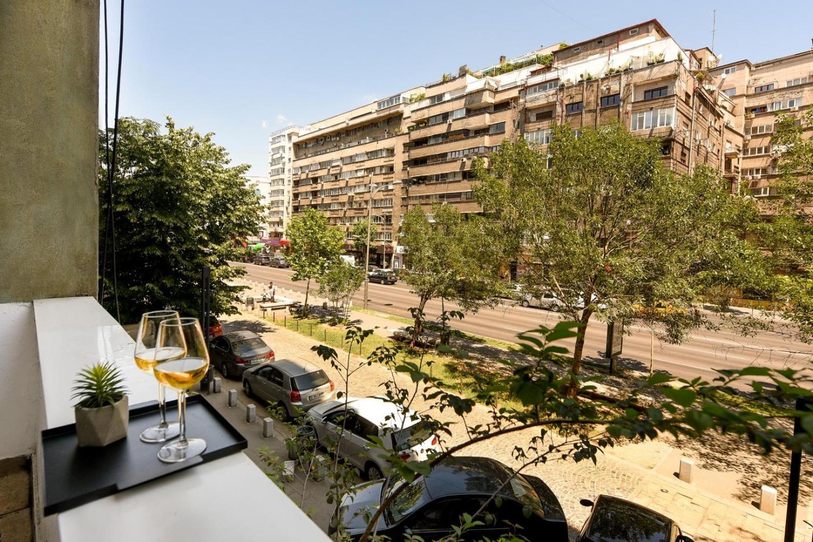 Downtown Oasis: Central Apartments With Cozy Charm Bucharest Exterior photo