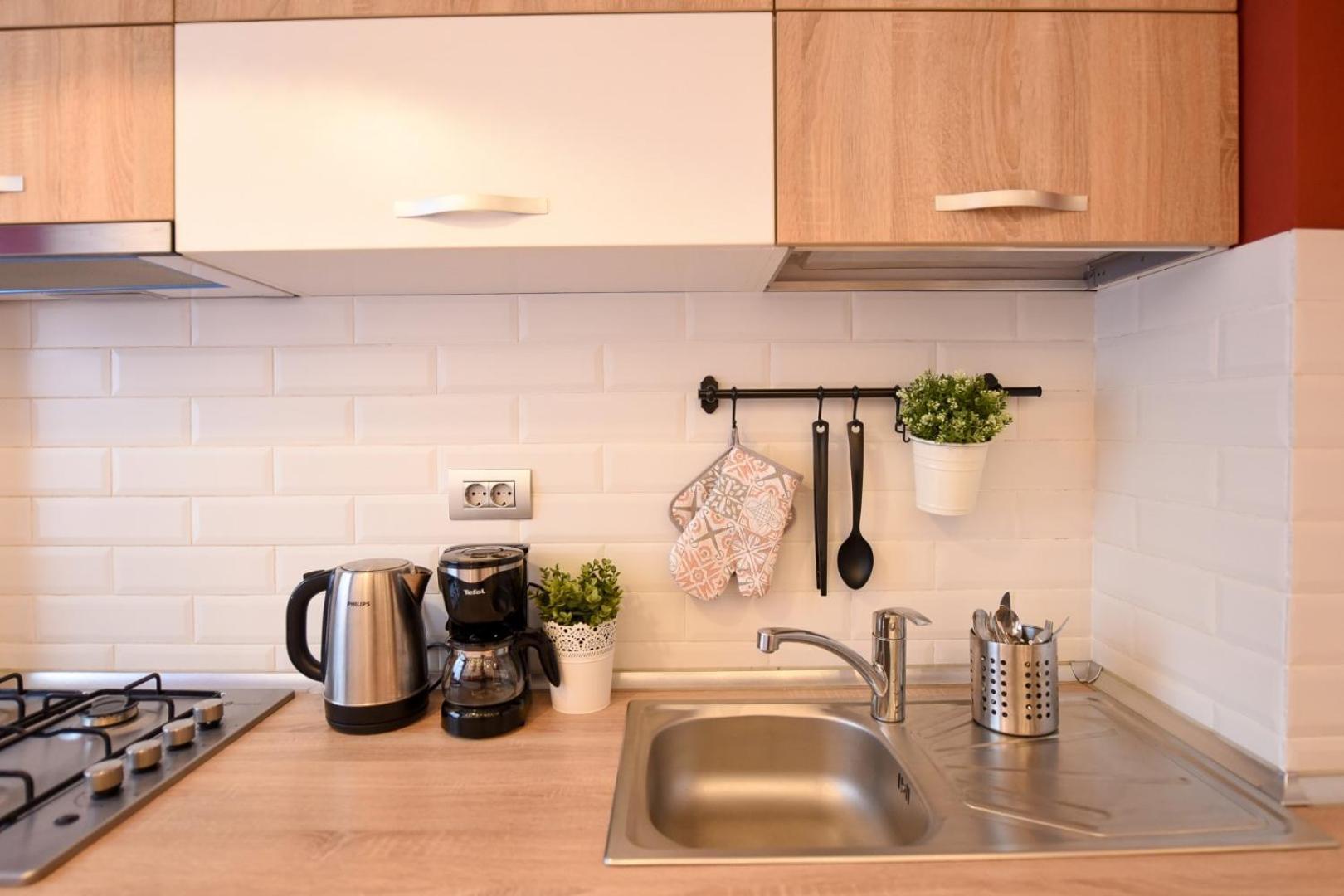 Downtown Oasis: Central Apartments With Cozy Charm Bucharest Room photo
