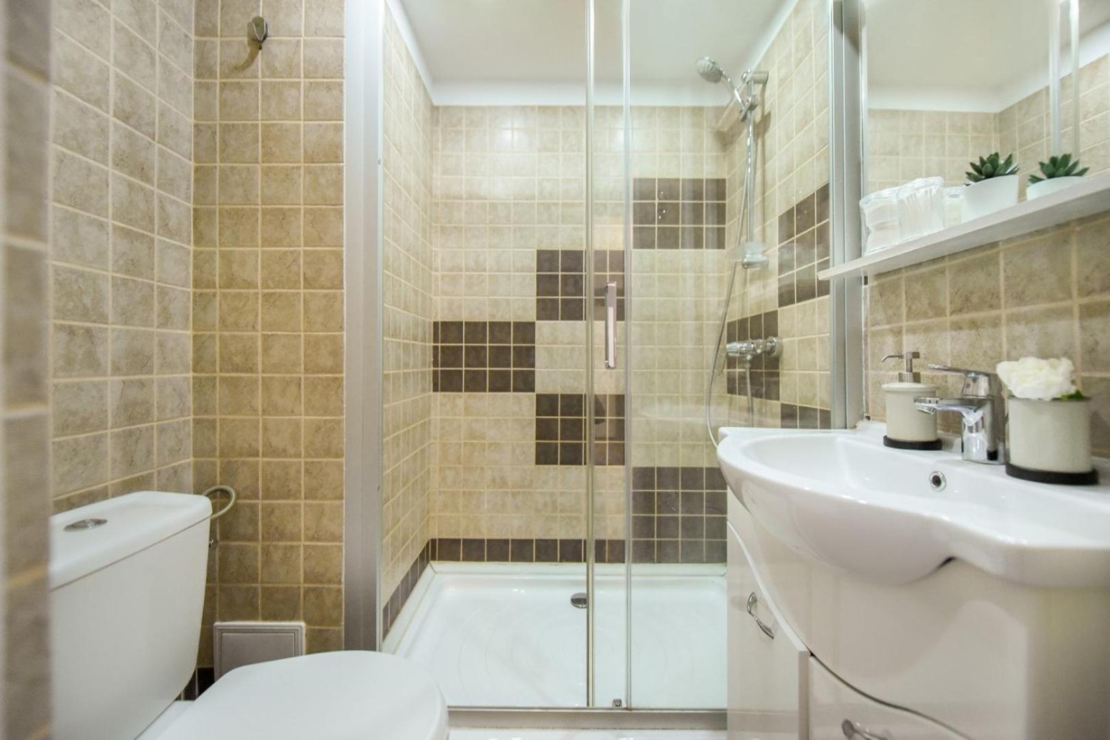 Downtown Oasis: Central Apartments With Cozy Charm Bucharest Room photo
