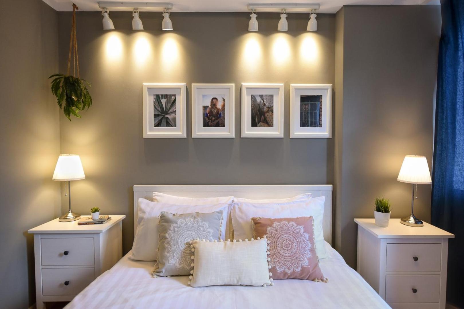 Downtown Oasis: Central Apartments With Cozy Charm Bucharest Room photo