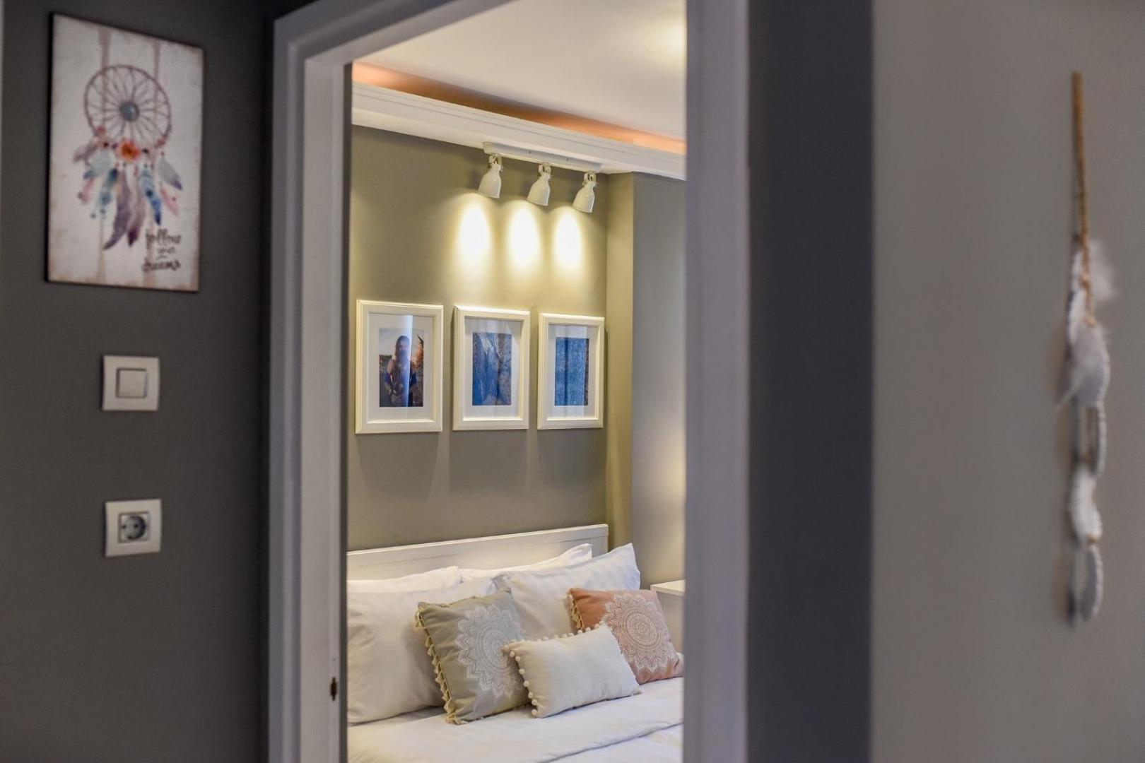 Downtown Oasis: Central Apartments With Cozy Charm Bucharest Room photo