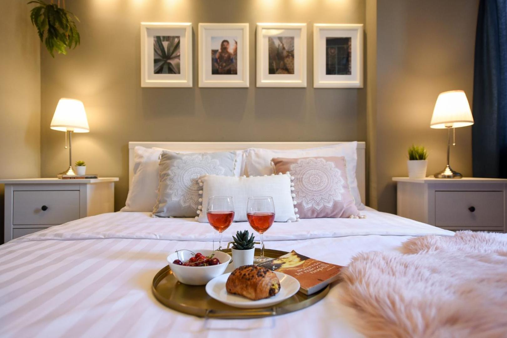 Downtown Oasis: Central Apartments With Cozy Charm Bucharest Room photo